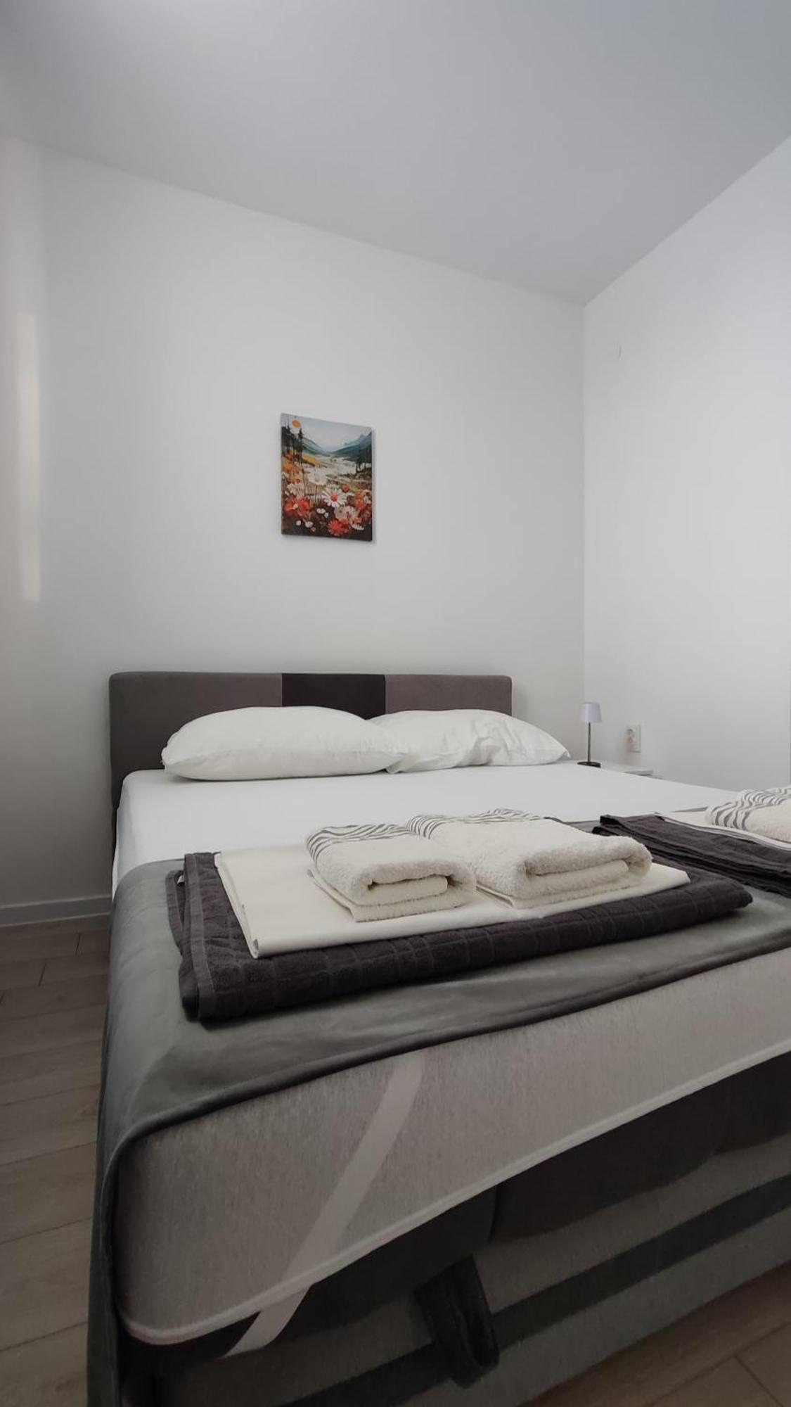 Apartments Glibic Заострог Екстериор снимка