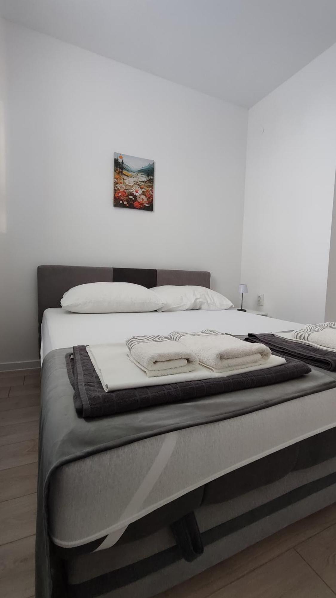 Apartments Glibic Заострог Екстериор снимка